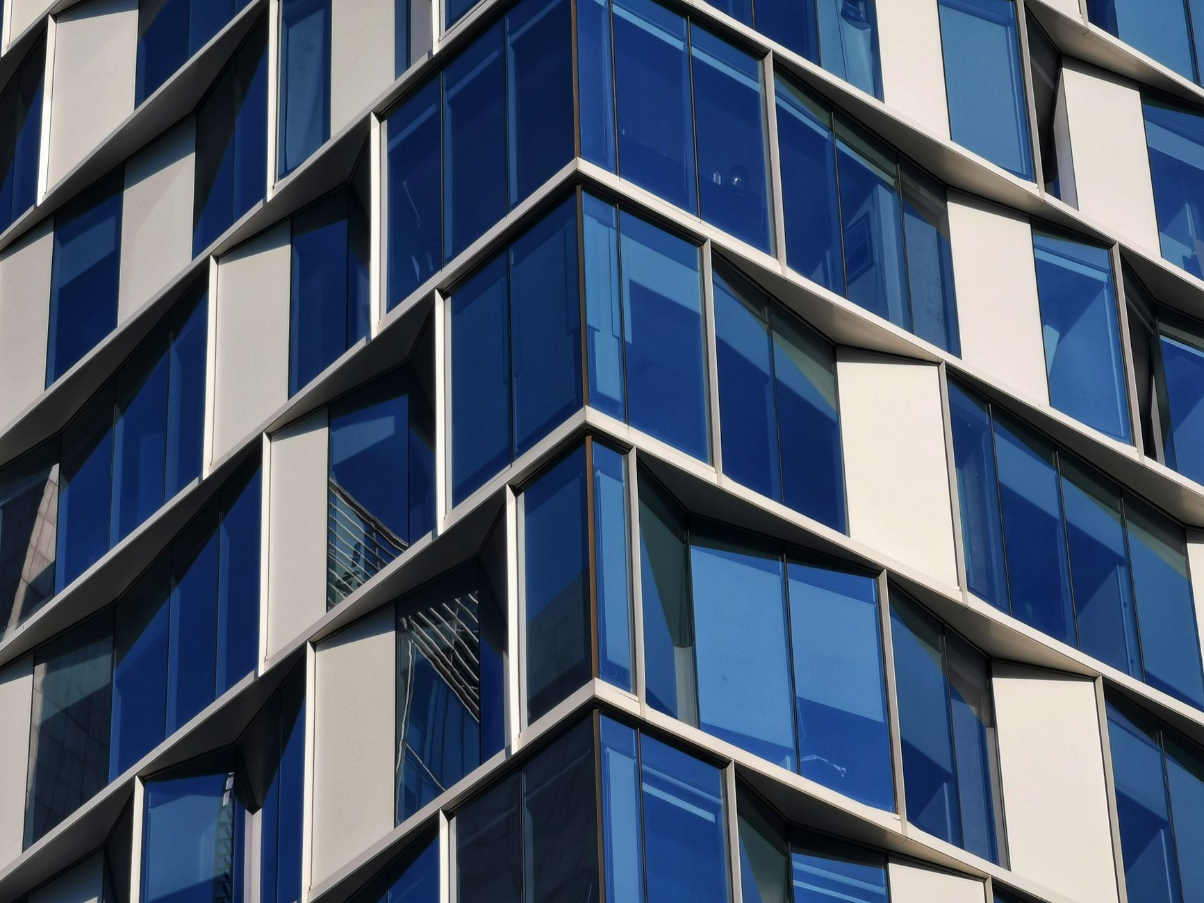 Edificio corporativo de líneas azules — Ingen Group