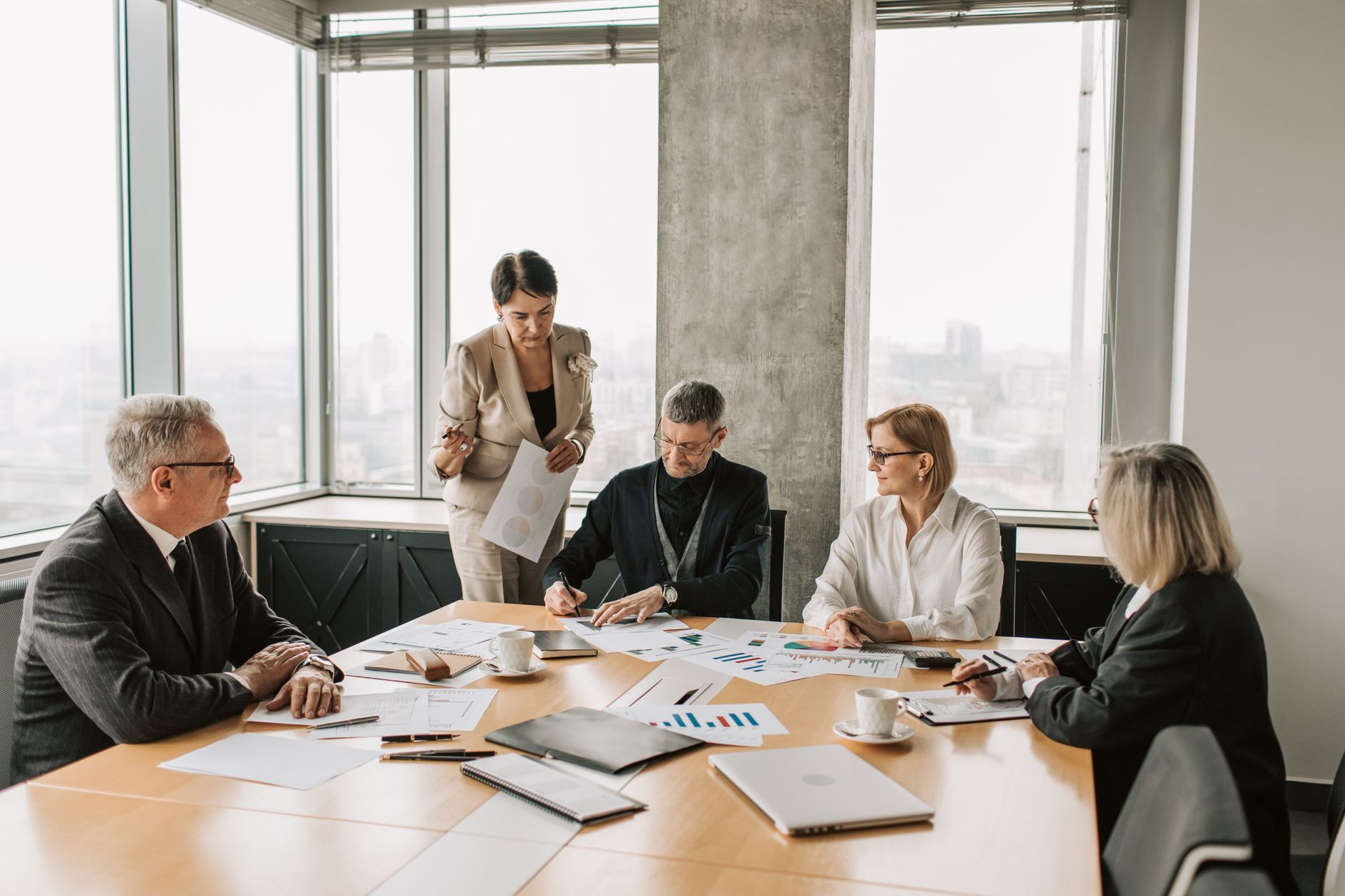 Equipo multidisciplinario en reunión de trabajo — Ingen Group Temuco